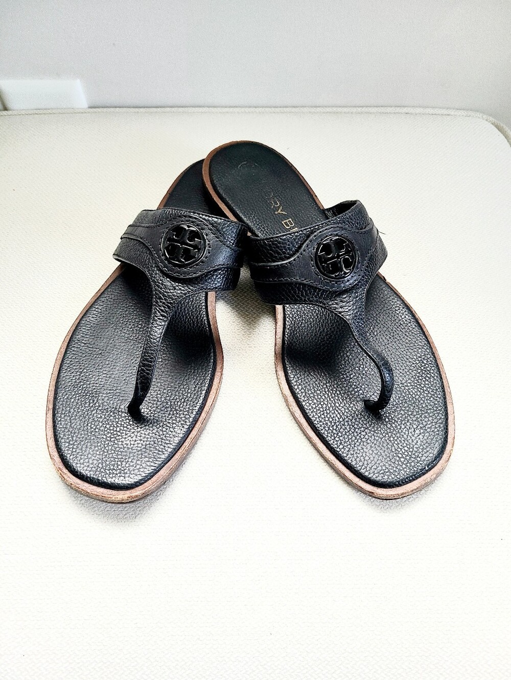 Tory Burch Carson Thong Welt Sandals In Black Pebbled Leather